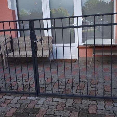 טיסאאוורוש Kertvarosi Apartman II מראה חיצוני תמונה
