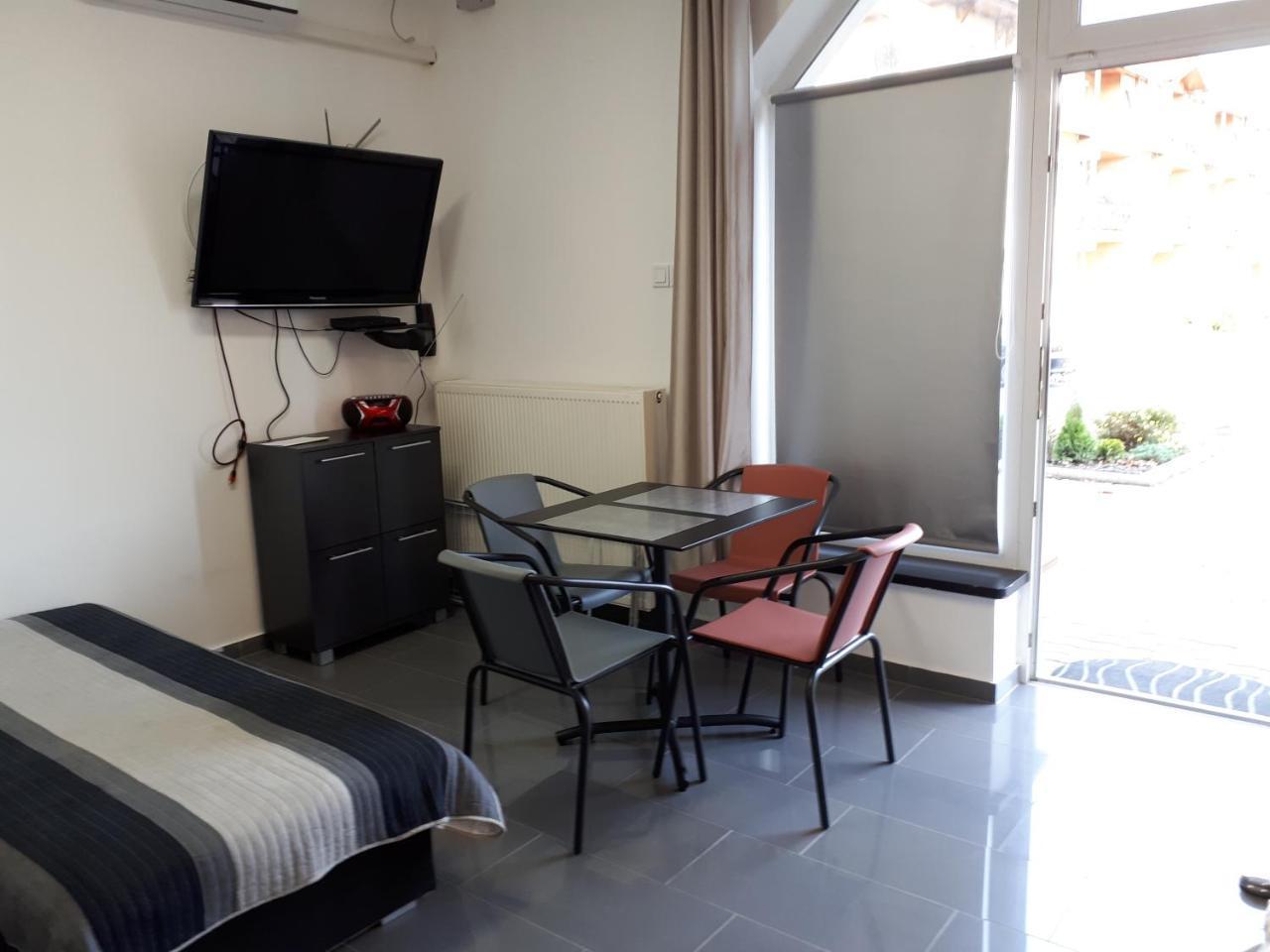 טיסאאוורוש Kertvarosi Apartman II מראה חיצוני תמונה
