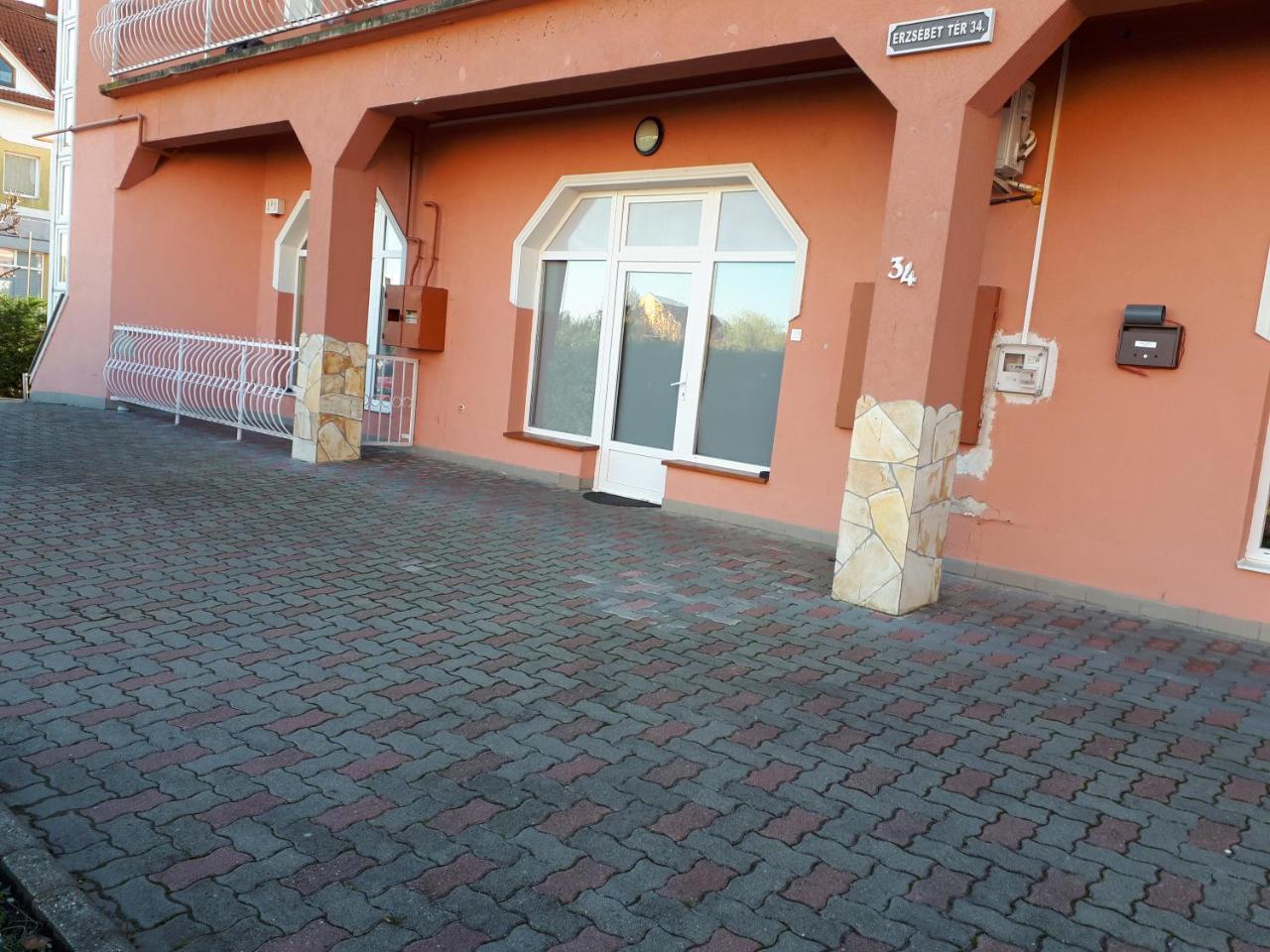 טיסאאוורוש Kertvarosi Apartman II מראה חיצוני תמונה